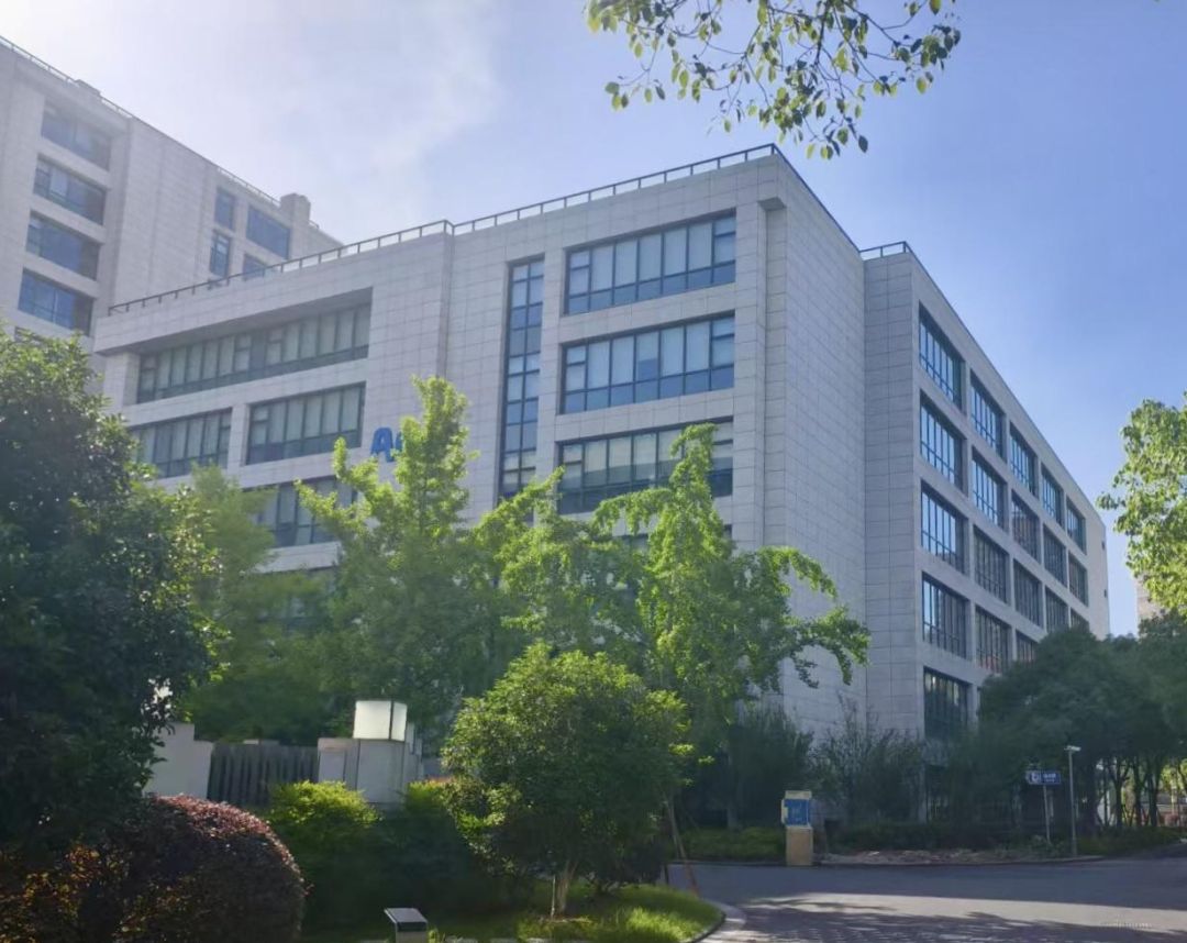 漕河泾园区办公楼外观，绿植环绕